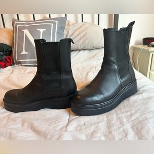 Steve Madden Clarisa Boot (Size 9.5 women’s). In excellent condition!